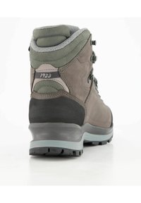 Braune Wildleder-Wanderstiefel mit einem gepolsterten Knöchelbereich, grauen Akzenten, verstärkter Ferse und strukturierter schwarzer Gummisohle. Verfügt über Metallösen für die Schnürsenkel.