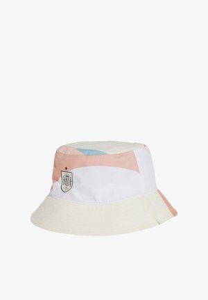 Chapeau seau en tissu avec un mélange de motifs géométriques pastel rose, blanc et bleu ; présente un petit emblème sur le côté.