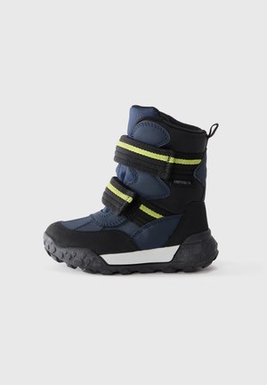 Botte d'hiver enfant bleu marine et noir avec deux sangles noires ornées de rayures jaune fluo et une semelle robuste.