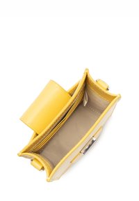 Sac à main en cuir jaune avec une texture lisse, comportant un seul compartiment divisé par un rabat, quincaillerie en argent et détails cousus.