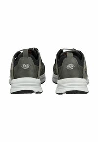 Graue Sportschuhe mit Mesh-Seitenpaneelen, einer weißen Sohle und einem Logo auf der Rückseite. Verfügt über eine strukturierte Oberfläche und eine verstärkte Fersenschlaufe.