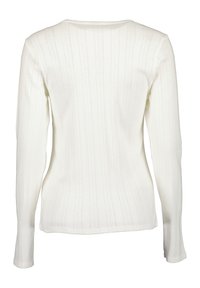 Weißer Pullover mit langen Ärmeln, strukturierten vertikalen Streifen und einem runden Halsausschnitt. Weicher Strickstoff, taillierte Form und keine sichtbaren Beschläge.