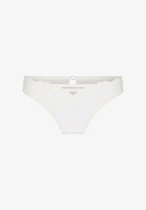 Sous-vêtement femme style bikini en dentelle blanche avec motifs floraux et un petit anneau décoratif sur la ceinture arrière.