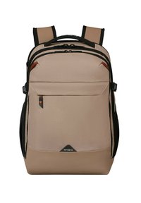 Zaino in tessuto beige con dettagli neri, multiple cerniere e una tasca frontale. Presenta spallacci imbottiti e una superficie testurizzata.
