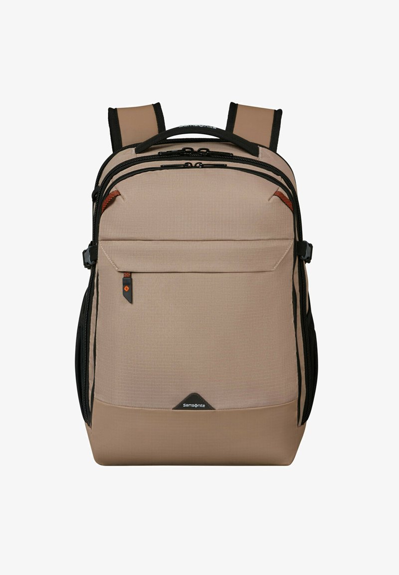 Beige Rucksack mit schwarzen Akzenten, mehreren Reißverschlüssen und einer Vordertasche. Verfügt über gepolsterte Schultergurte und eine strukturierte Oberfläche.