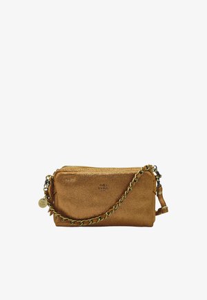 Sac bandoulière en suédine marron avec anse chaîne dorée et charm rond en or gravé du logo "mila louise paris".