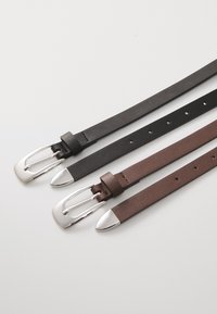 Trois ceintures en cuir, en noir et marron. Chaque ceinture est dotée d'une boucle en métal argenté de forme rectangulaire et à double ardillon, avec une texture lisse.
