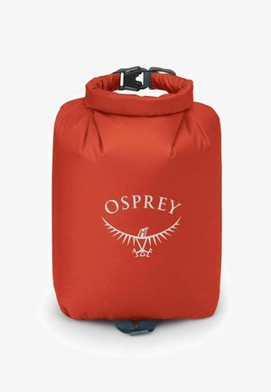 Sac étanche rouge à rabat avec une boucle noire sécurisée. Comprend un logo Osprey blanc et des détails de couture pour plus de durabilité.