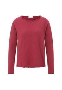 Bluzka z długim rękawem i okrągłym dekoltem w stonowanym czerwonym kolorze, wykonana z miękkiej tkaniny o lekko teksturowanym wykończeniu i niedokończonym brzegu. Prosty design, bez wzorów.