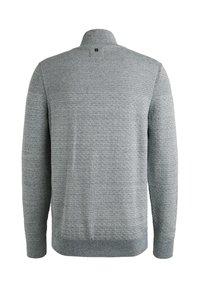 Grijze pullovertrui met hoge nek, textuur gebreide patroon en geribbelde manchetten en zoom. Heeft een klein logo detail op de achterkant.