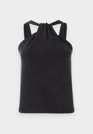 Crni halter top od glatkog materijala, s detaljem čvora na izrezu i širokim trakama koje se povezuju s leđima.