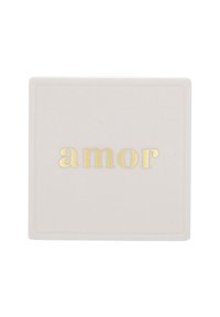 Producto cuadrado de color rosa pálido con la palabra "amor" grabada en dorado. Textura suave con un sutil borde y un elegante detalle en la tipografía.
