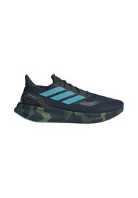 Chaussure de sport bleu marine foncé avec des rayures turquoise, tige en mesh, semelle en caoutchouc texturée avec des accents de camouflage vert et détails de soutien rembourré.