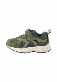 Dziecięce zielone i granatowe sneakersy z siateczkowymi i zamszowymi detalami, białą podeszwą, sznurowadłami oraz paskiem na rzep do zapinania.