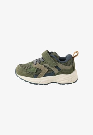 Sneaker verde e blu navy per bambini con dettagli in rete e suede, suola bianca, lacci e una cinghia in velcro per la chiusura.