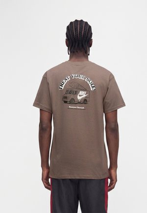 Nike Sportswear, TEE UNISEX - Camiseta estampada - mink brown