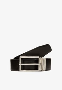 Cinturón de cuero negro con una elegante hebilla rectangular de plata, que presenta una textura suave y un diseño simple y clásico.