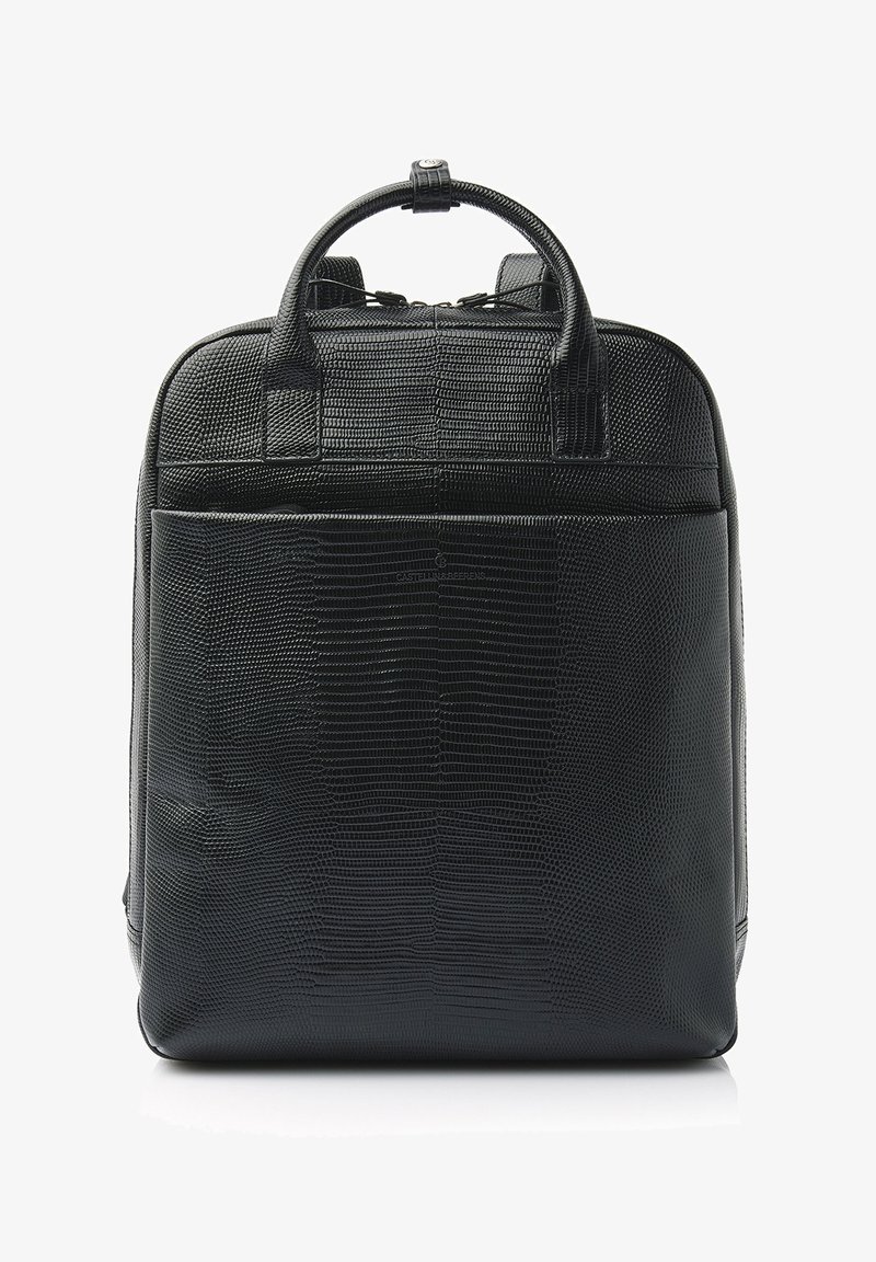 Mochila negra hecha de material sintético texturizado, con una superficie suave, asa redonda en la parte superior y bolsillo con cremallera en la parte delantera.