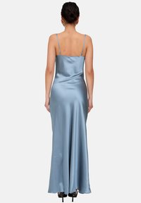 Satin-Abendkleid in Hellblau, mit dünnen Trägern, einem taillierten Oberteil und einem ausgestellten Rock, mit glatter, glänzender Oberfläche.