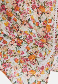 Stof met bloemenprint in roze, oranje en witte kleuren. Heeft een gegolfde rand en kleine knopen voor sluiting. Lichtgewicht katoenmateriaal.
