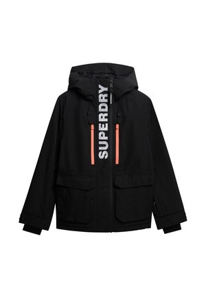Giacca nera impermeabile con cappuccio, caratterizzata da un evidente logo bianco "SUPERDRY" e tasche con zip arancione neon. Include due grandi tasche frontali.