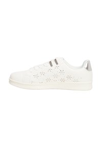 Witte sneaker met geperforeerd bloemmotief, gladde textuur, grijze metallic accenten, veters en een platte rubberen zool.