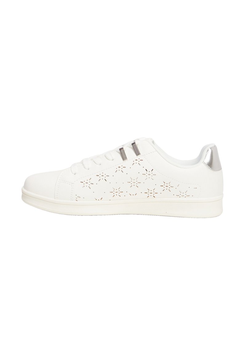 Witte sneaker met geperforeerd bloemmotief, gladde textuur, grijze metallic accenten, veters en een platte rubberen zool.