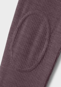 Donkerpaarse geribbelde stoflegging met een textuur en een afgeronde kniestuk. Zichtbare stiksels omlijsten het kniestuk, wat de duurzaamheid en het ontwerp versterkt.
