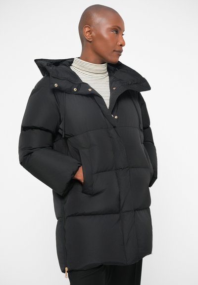 Μαύρο μπουφάν τύπου πούφφ με κουκούλα, διαθέτοντας καπιτονέ σχέδιο, πλαϊνές τσέπες και χρυσές λεπτομέρειες. Μαλακή, απαλής υφής επιφάνεια.