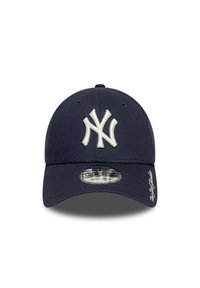 Gorra de béisbol navy con una correa ajustable, que presenta un logo NY en relieve blanco y una visera curva. Fabricada con tejido transpirable y ojales.
