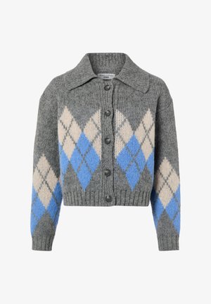 Cardigan en maille gris avec col à revers, boutons sur le devant et motif losanges en bleu clair et beige, avec poignets et ourlet côtelés.