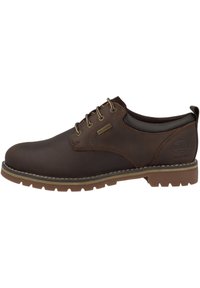 Zapatos de cuero marrón con cordones, con un acabado suave, suela de goma, costuras en contraste y un parche con el logo en el lateral.