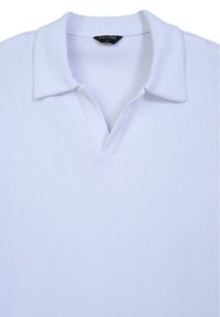 Polo shirt in tessuto bianco texturizzato con colletto morbido e piccola apertura a V, di taglia grande del marchio Calliope.