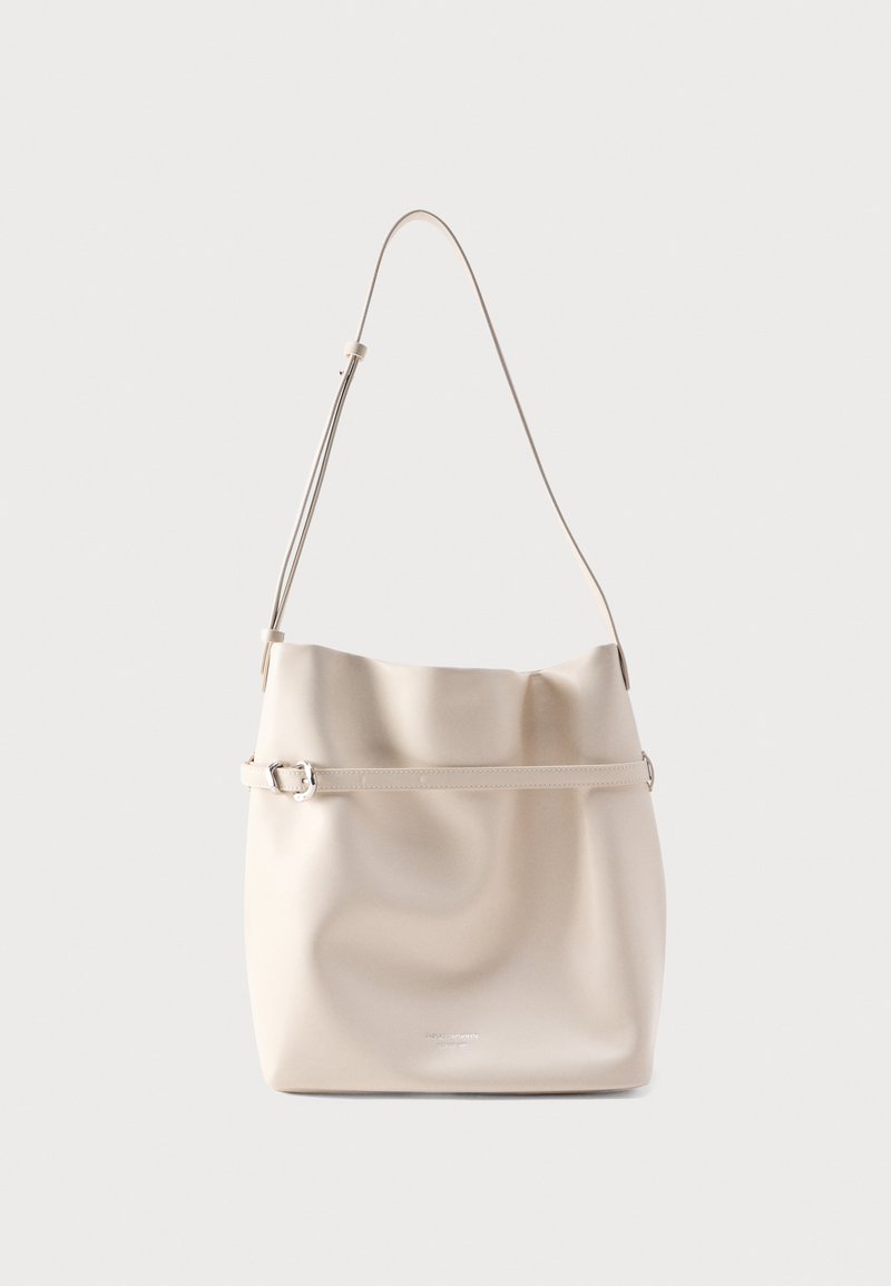 Sac d'épaule en cuir couleur crème avec un corps souple, une sangle ajustable et un détail de ceinture horizontale avec une boucle argentée.