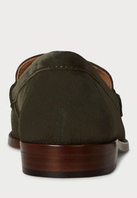 Dunkelgrüne Wildleder-Loafer mit glatter Textur, Holzabsatz und dezenten Stickdetails auf der Rückseite.