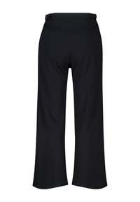 Pantalons larges noirs avec une texture lisse, dotés d'une taille ajustée et de deux poches à l'arrière. Pas d'ornementation supplémentaire.