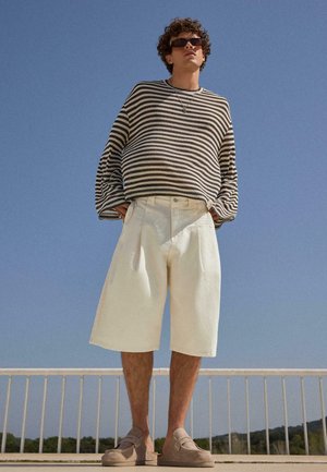 Bershka, DARTED BARREL - BERMUDA SHORTS - Pantaloni scurți - beige