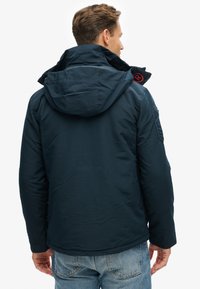 Superdry & Co ULTIMATE SD CHEATER - Giacca da mezza stagione - eclipse navy bold orange