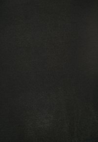 Melnas audums ar gludu, nedaudz teksturētu virsmu, kas izceļ konsistentu krāsu bez rakstiem vai redzamām detaļām.