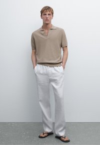 Massimo Dutti TEXTURED V-NECK SHORT SLEEVE - Polotričko - khaki