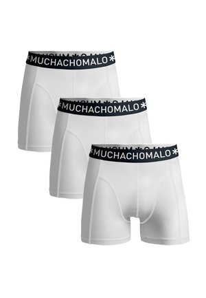 Witte boxershorts met een zwarte tailleband met het "MUCHACHOMALO"-logo. Zachte stof, aansluitend design, drie paar getoond.