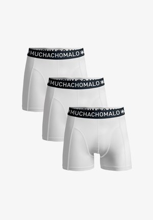 Białe bokserki z czarną gumką w pasie z logo "MUCHACHOMALO". Miękka tkanina, dopasowany krój, wyeksponowane trzy pary.