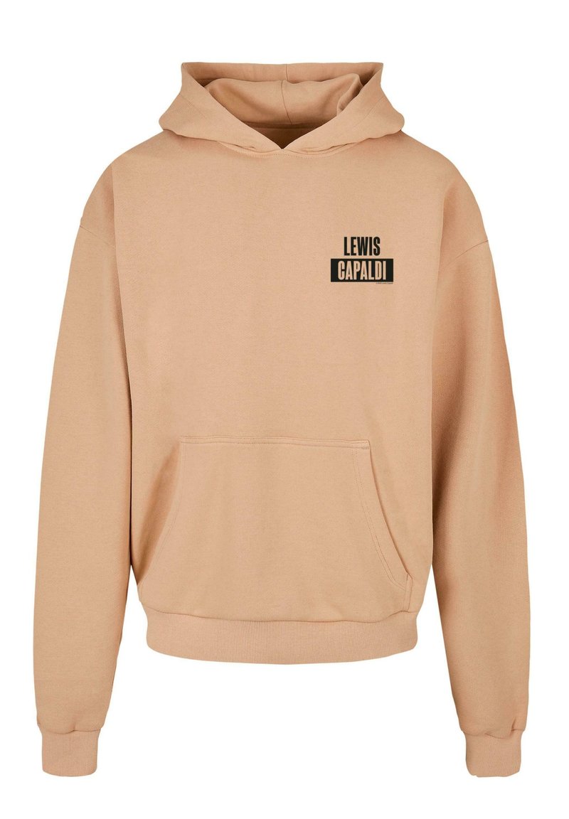 Šviesiai ruda varstoma džemperis su priekyje esančiu kišeniu ir susitraukiančiomis rankovėmis. Krūtinėje yra juodas spausdintas logotipas "LEWIS CAPALDI".