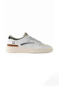 Sneaker bianco in pelle con finitura testurizzata, accenti grigi e beige, punta perforata e suola in gomma caratterizzata da un pattern testurizzato.