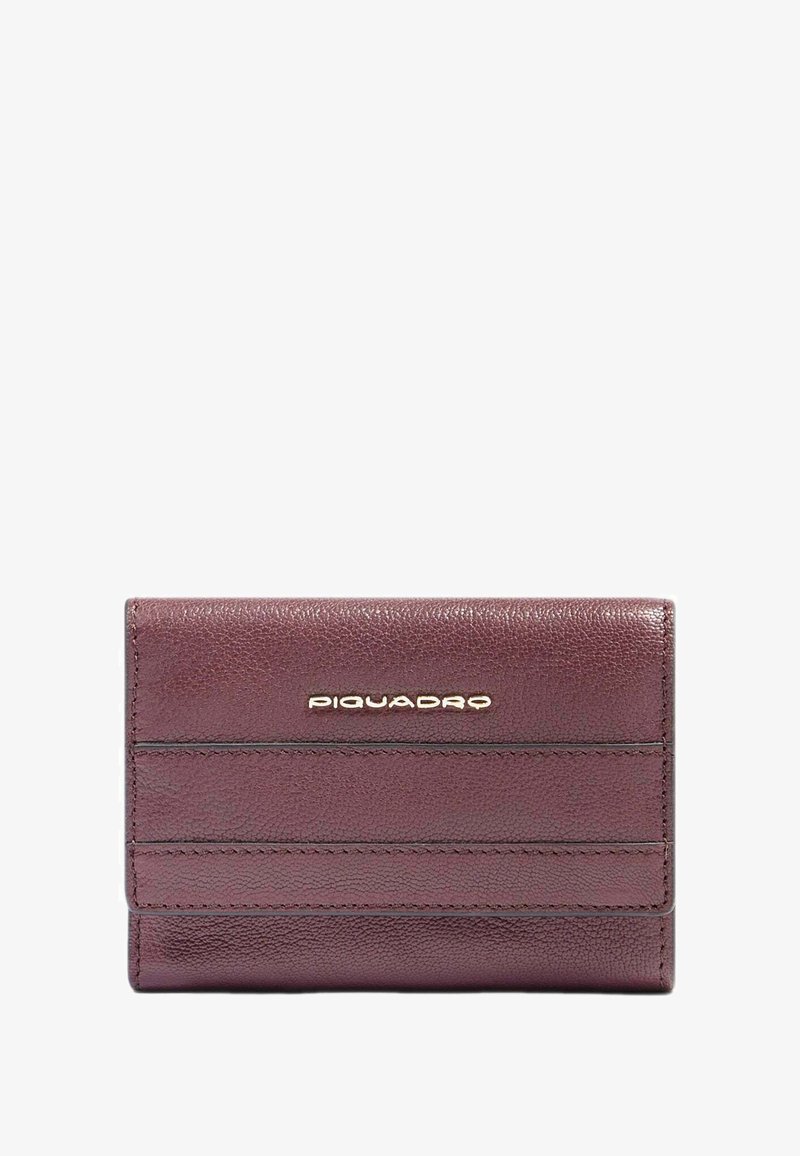 Cartera de cuero burdeos con acabado texturizado, cierre de solapa y logotipo metálico de Piquadro centrado en el frente.