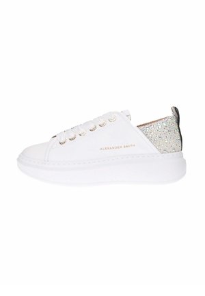 Sneaker bianca con dettaglio iridescente testurizzato sul tallone, lacci piatti, occhielli dorati e suola in gomma bianca spessa. Nome del marchio "ALEXANDER SMITH" in evidenza.