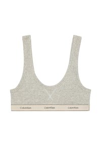 Sujeta de luz gris con tirantes anchos, un escote redondeado y una tela suave. Presenta una banda contrastante en beige con el texto "Calvin Klein".