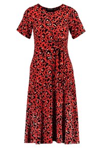 Czerwona sukienka w wzór panterki z krótkimi rękawami, okrągłym dekoltem i wiązaniem w talii. Rozkloszowany krój spódnicy, miękka tekstura materiału.
