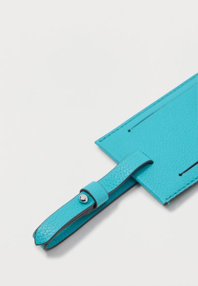 Etichetă de bagaj din piele turcoaz cu o suprafață texturată, dotată cu o curea în formă de buclă și un nasture magnetic argintiu pentru o atașare sigură.