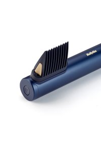Herramienta de peinado de color azul con una funda negra texturizada y acentos dorados. Botón redondo en la parte inferior, diseño elegante, acabado suave.